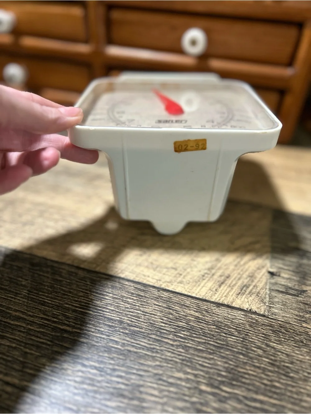 White Mechanical Kitchen Scale with Red Indicator